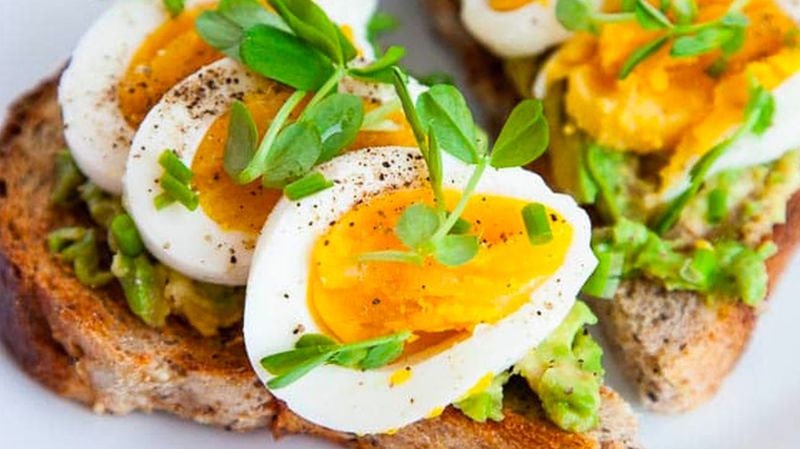 Boiled Eggs with Whole Grain Crackers